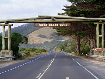 Memorial Arch reading 'Great Ocean Road'