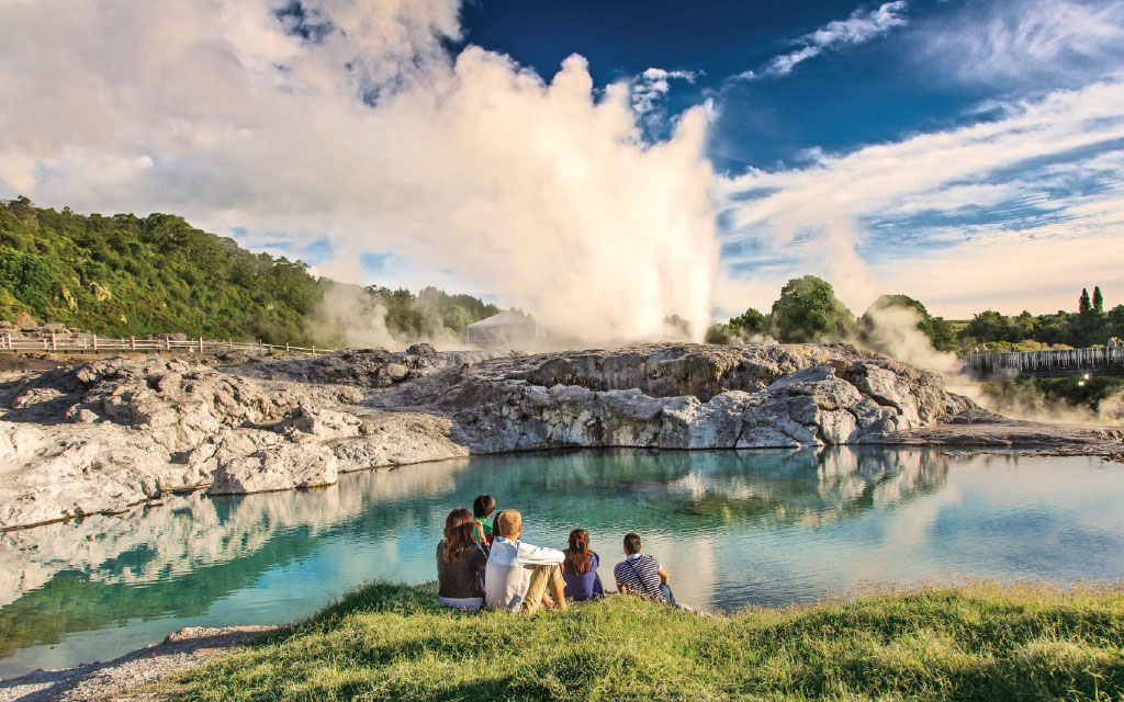 Waitomo Caves and Rotorua Geothermal Deluxe Tour - Gray Line